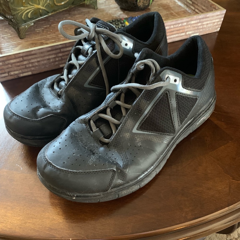 Men’s slip resistant shoes
